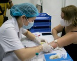 Nữ bệnh nhân COVID-19 người Mỹ bay từ TP.HCM ra Hà Nội hiến tặng huyết tương