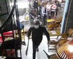 Video nhóm người cầm hung khí đập phá quán trà sữa ở quận Bình Tân