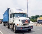 Container chạy vào làn đường xe máy trên xa lộ Hà Nội, tông chết người
