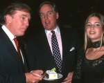 Ông Trump đeo khẩu trang vào viện thăm em trai bị bệnh nặng