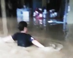 Nhiều nơi tại Quảng Ninh ngập cả mét vì mưa lớn