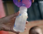 Phát hiện 9 loại sữa bột trẻ em chứa chất gây ung thư tại Hong Kong