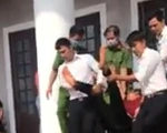 Bị tuyên án phạt tù, một bị cáo uống thuốc đòi tự tử tại tòa Bình Phước