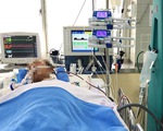 Người cha bị rắn cắn cai máy thở, sức khỏe khả quan hơn