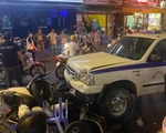 Xe công an phường lao vào người đi đường, hàng quán ở phố Tây Bùi Viện