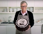 Bill Gates tự tay làm bánh sinh nhật tặng ông Warren Buffett