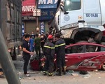 Ôtô dừng đèn đỏ bị xe container lao tới chồm lên nóc đè bẹp, 3 người chết