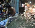 Hứng trận mưa lớn nhất từ đầu năm, nhiều đường trung tâm TP.HCM ngập nặng
