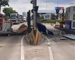 Cửa thùng xe container mở toang, 