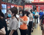 Giá vàng vọt lên 62 triệu đồng/lượng, dân xếp hàng để bán