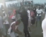 Xem cảnh náo loạn trên sân bóng Brazil, cảnh sát dùng súng đánh tới tấp 