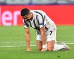 Ronaldo ghi hai bàn, Juventus vẫn bị Lyon loại ở Champions League
