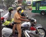 Nhường áo mưa cho thí sinh, chiến sĩ CSGT 