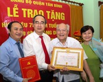 Lãnh đạo TP.HCM trao huy hiệu Đảng cho đảng viên lão thành