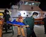 Đưa 25 ngư dân bị nạn trên biển vào đảo Phú Quý cứu chữa