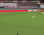 Video: Vừa ra mắt, cầu thủ đã sút bóng từ khoảng cách 70m ghi 
