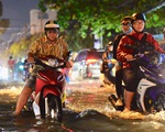 TP.HCM mưa liên tục nhiều giờ, dân bì bõm lội nước trên hàng loạt tuyến đường