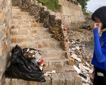 Thu hồi giấy kinh doanh quán cà phê có nhân viên đẩy rác xuống biển