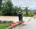 Đi qua đập tràn và sửa trạm cân ngập nước sau bão, 2 người tử vong