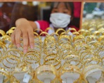 Giá vàng thế giới bất ngờ bốc hơi, giá trong nước còn "treo" cao