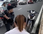 Sau va chạm với bà bầu, nam thanh niên cầm gậy dọa đánh người đi đường, vụt nát đầu xe máy