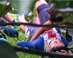 Video: Tay đua vô địch thế giới lao xe vào lan can bên đường