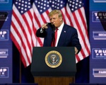 Người vứt phiếu bầu ông Trump vào thùng rác là 