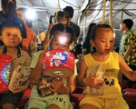 Bánh kẹo Trung thu trong túi giấy tự gấp tặng các em