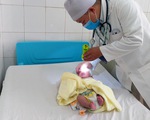 Mổ cứu bé sơ sinh bị thoát vị não chẩm hiếm gặp, không thể nằm ngửa