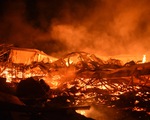 Cháy rất lớn, thiêu rụi hàng ngàn m2 nhà xưởng xí nghiệp đồ gỗ xuất khẩu