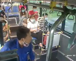 Bị nhắc đeo khẩu trang, hành khách nhổ nước bọt vào nhân viên xe buýt