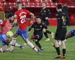 Messi sút phạt 