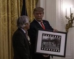 Nhiếp ảnh gia Nick Ut tiết lộ hậu trường chuyện ông Trump tặng huân chương