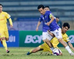 Hà Nội FC thua đau ở Nam Định vì mặt sân bị tưới nước ướt đẫm?