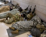 Ông Biden xin lỗi vì hình ảnh Vệ binh quốc gia ngủ ở bãi đỗ xe