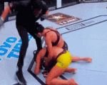 Trọng tài lưỡng lự, nữ võ sĩ phải hạ knock-out đối thủ 2 lần