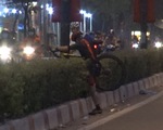 Rạng sáng 30-1, vác xe đạp chạy khi bị CSGT kiểm tra đi làn ôtô trên đại lộ Phạm Văn Đồng