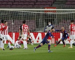 Messi sút phạt 