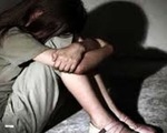 Khởi tố nhân viên bán sách 31 tuổi hiếp dâm bé gái 7 tuổi