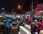 Bình Dương: Hàng ngàn người đi xe máy về quê ùn ứ các chốt chặn