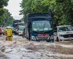 Mưa lớn kéo dài, nhiều tuyến đường Hà Nội ngập sâu