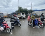 Vùng giáp ranh TP.HCM tấp nập xe cộ, người dân bắt đầu qua lại làm việc, buôn bán