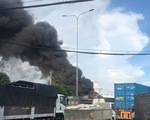Cháy xưởng hải sản ở quận 12, 2 xe tải bị thiêu rụi