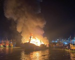 Cháy lớn tại cảng cá Quy Nhơn, 4 tàu cá bị thiêu rụi