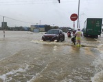 Mưa lớn, nước tràn ngập quốc lộ 1, dân Quảng Nam hối hả sơ tán