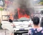 Xe thùng loại chở phạm nhân bốc cháy ở quận 12