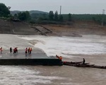 Cứu thành công 7 người mắc kẹt trên ụ nổi giữa sông Thạch Hãn sau tai nạn trôi tàu