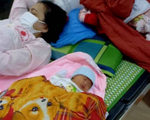 Thai phụ người Mông sinh con ngay bên đường khi về quê bằng xe máy
