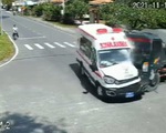 Xe cứu thương vượt đèn đỏ va chạm với xe ben ở Củ Chi