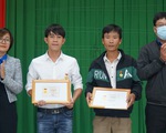 2 thanh niên cứu người trong lũ được trao huy hiệu ‘Tuổi trẻ dũng cảm’